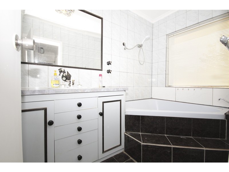 8 Nottingham Crescent, Valley View SA 5093