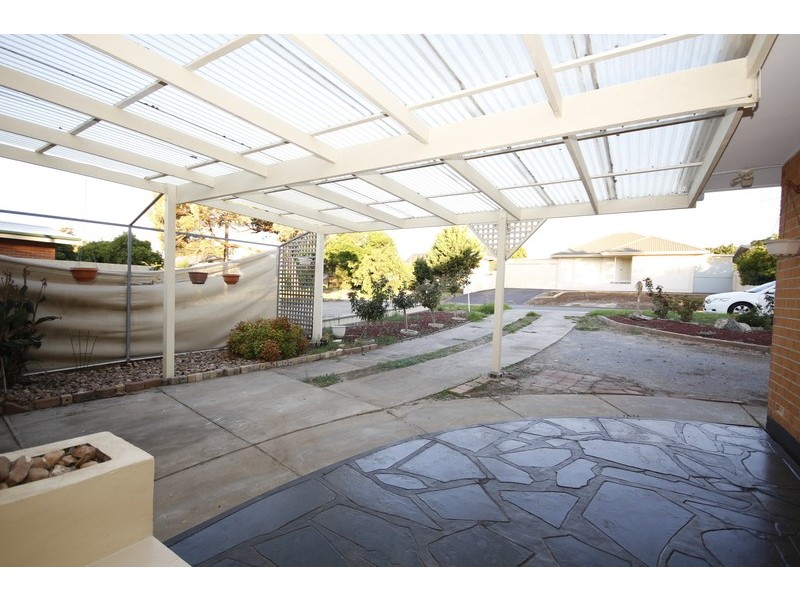 8 Nottingham Crescent, Valley View SA 5093