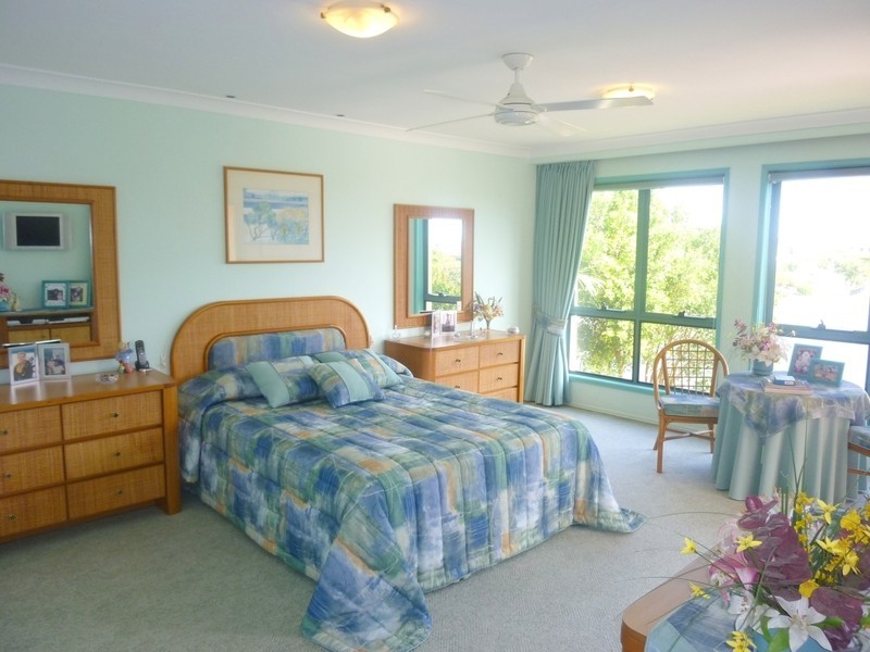 176 Dunlin Drive, Burleigh Waters QLD 4220