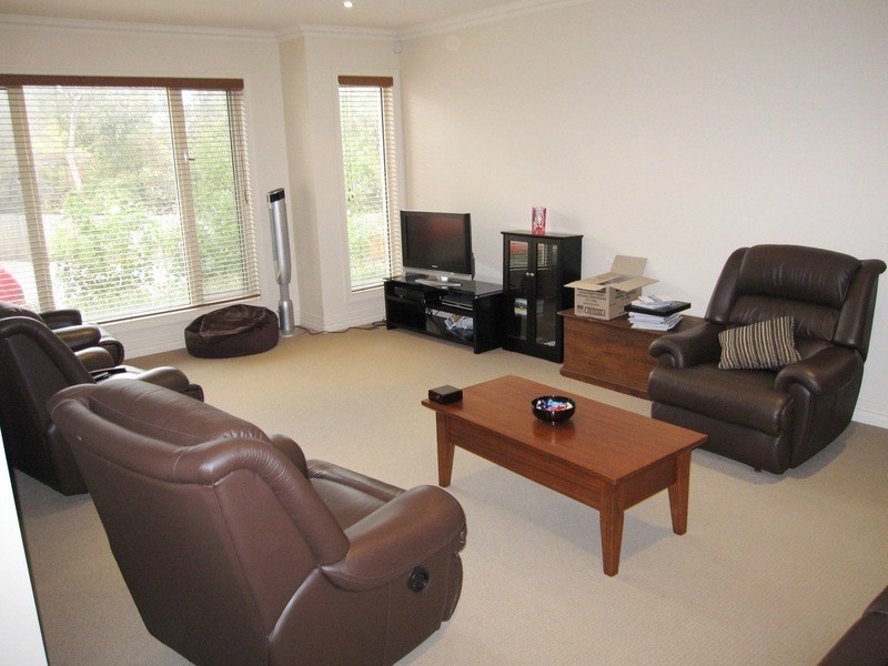 2/13 Calvin Crescent, Doncaster East VIC 3109