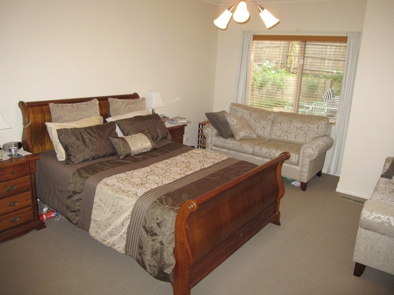 2/13 Calvin Crescent, Doncaster East VIC 3109