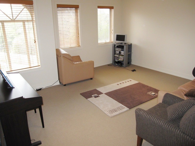 2/13 Calvin Crescent, Doncaster East VIC 3109