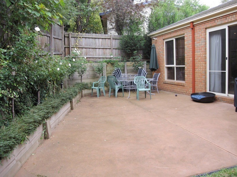 2/13 Calvin Crescent, Doncaster East VIC 3109