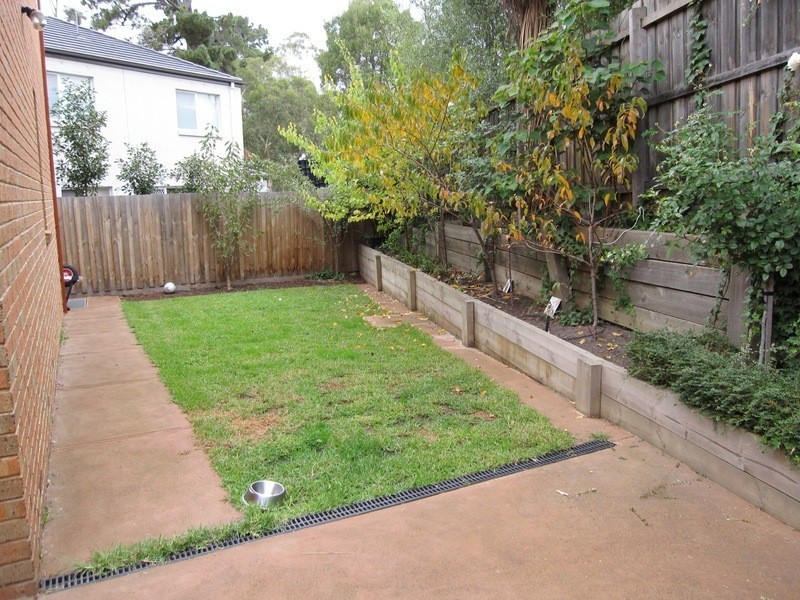 2/13 Calvin Crescent, Doncaster East VIC 3109