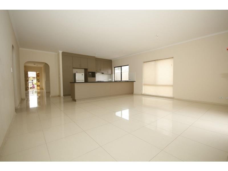 26 Londonderry Cres, Mansfield Park SA 5012