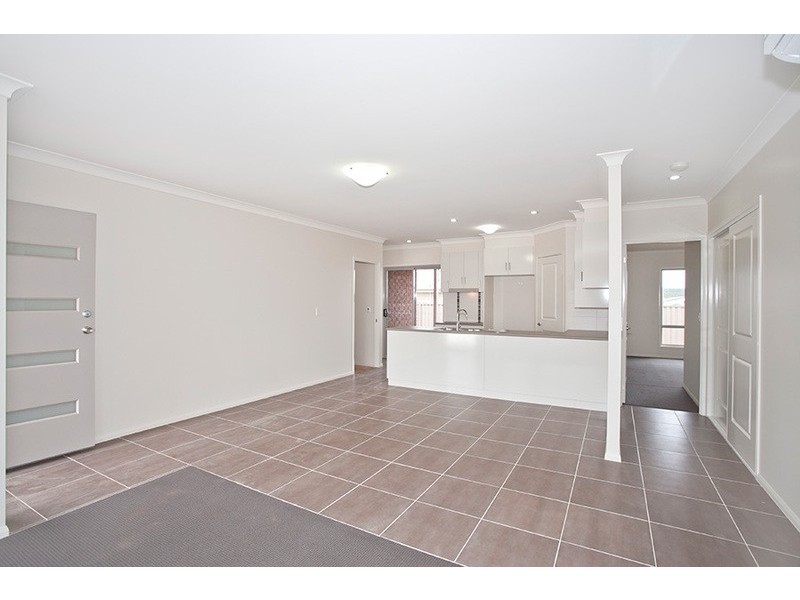 2/7 Alexander Ave, Highfields QLD 4352