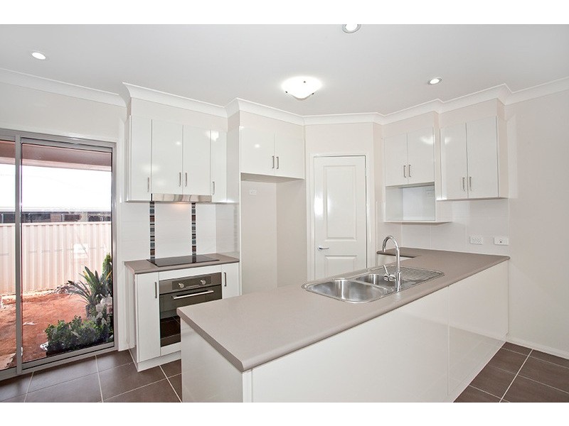 2/7 Alexander Ave, Highfields QLD 4352