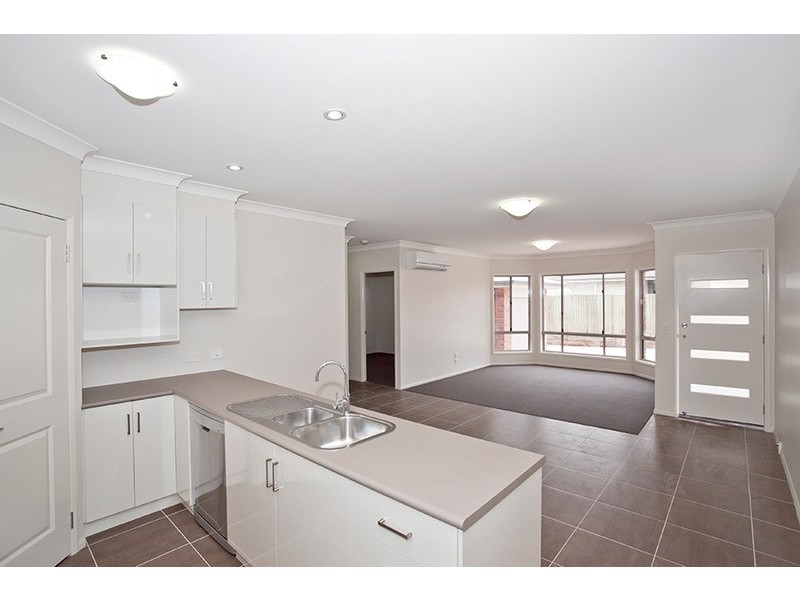 2/7 Alexander Ave, Highfields QLD 4352