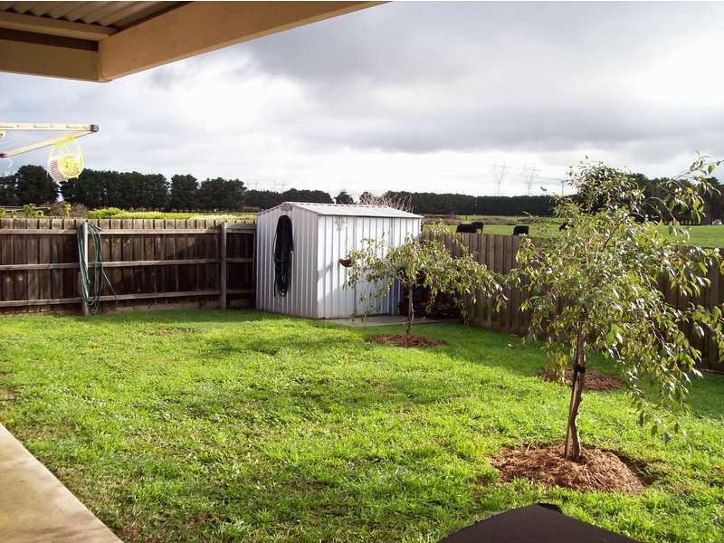42  Dartmoor Drive, Cranbourne East VIC 3977