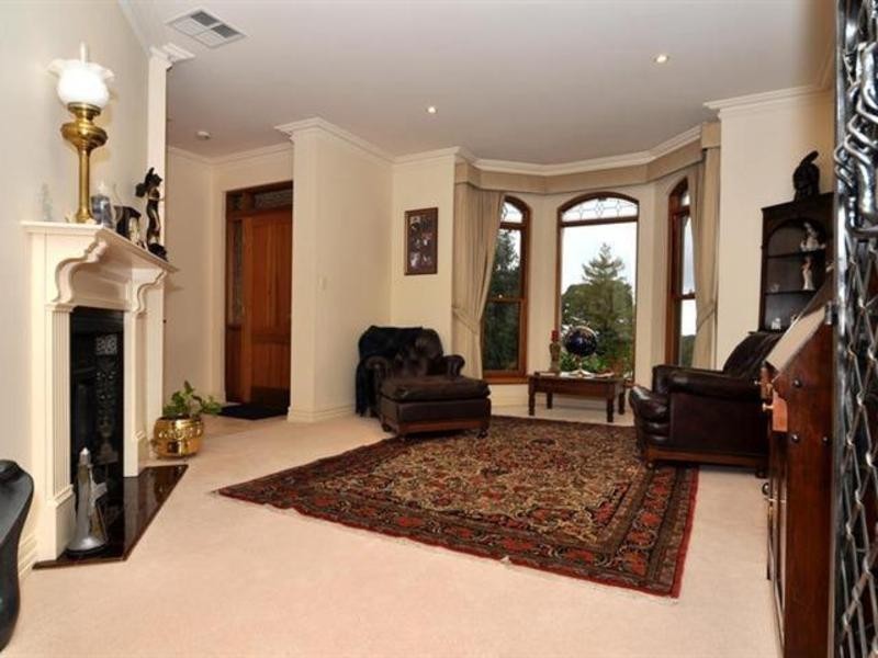 16 Rostrevor Rd, Stirling SA 5152