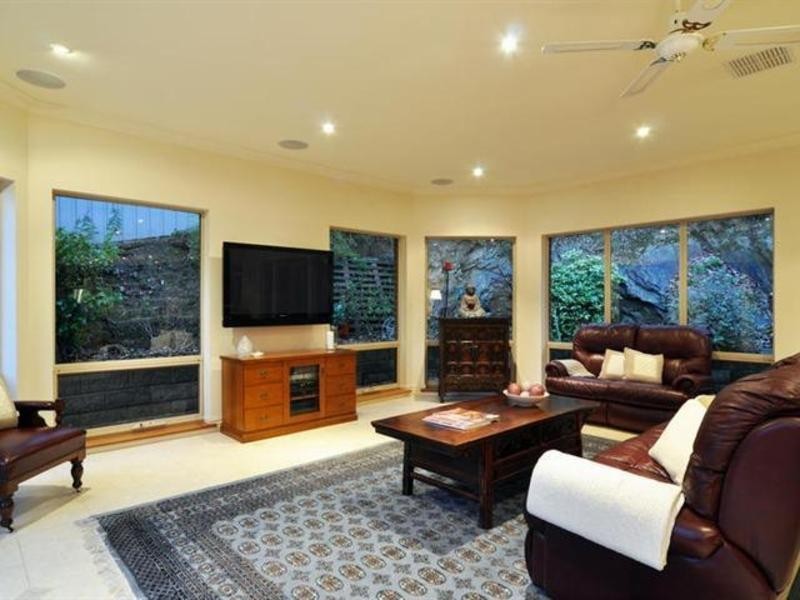 16 Rostrevor Rd, Stirling SA 5152