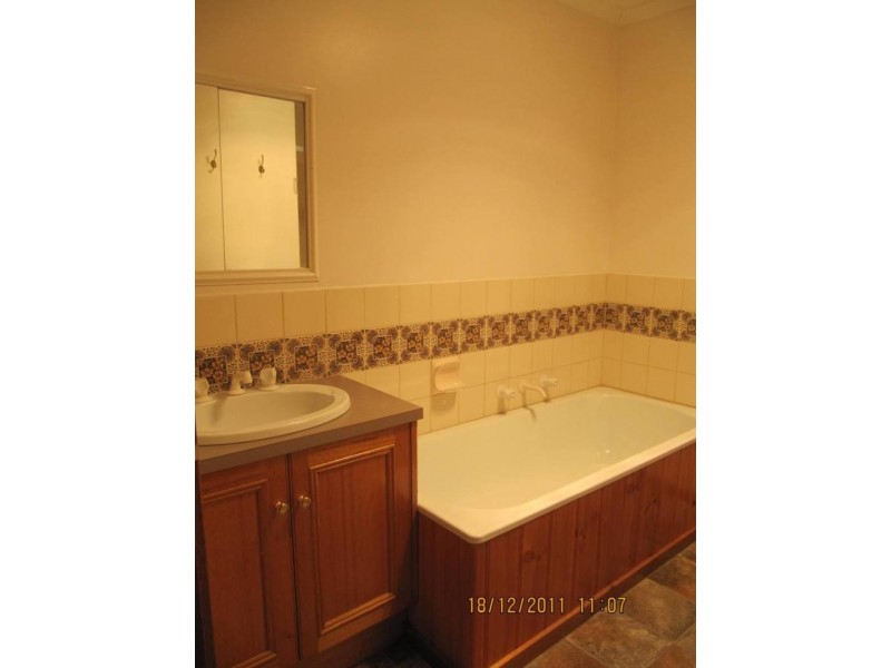 14 Preshaw St, Castlemaine VIC 3450