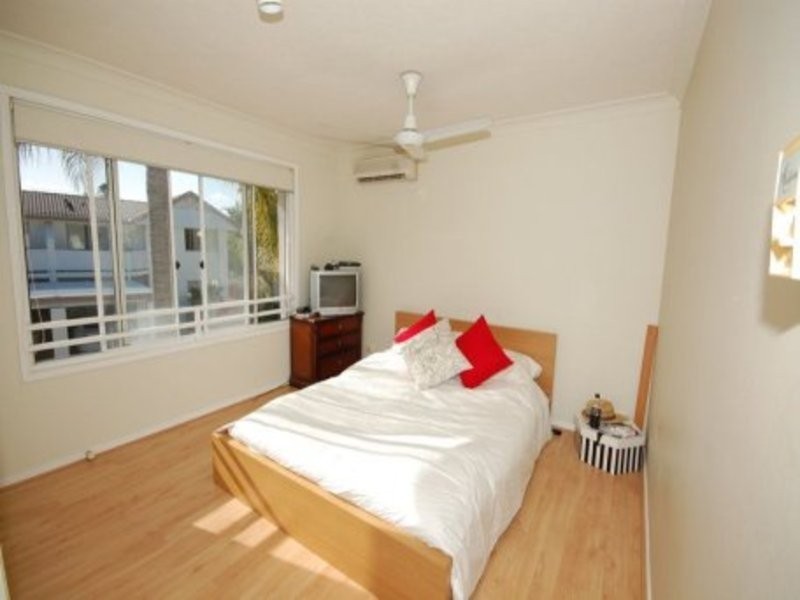 27/2 St Kevins Ave, Benowa QLD 4217