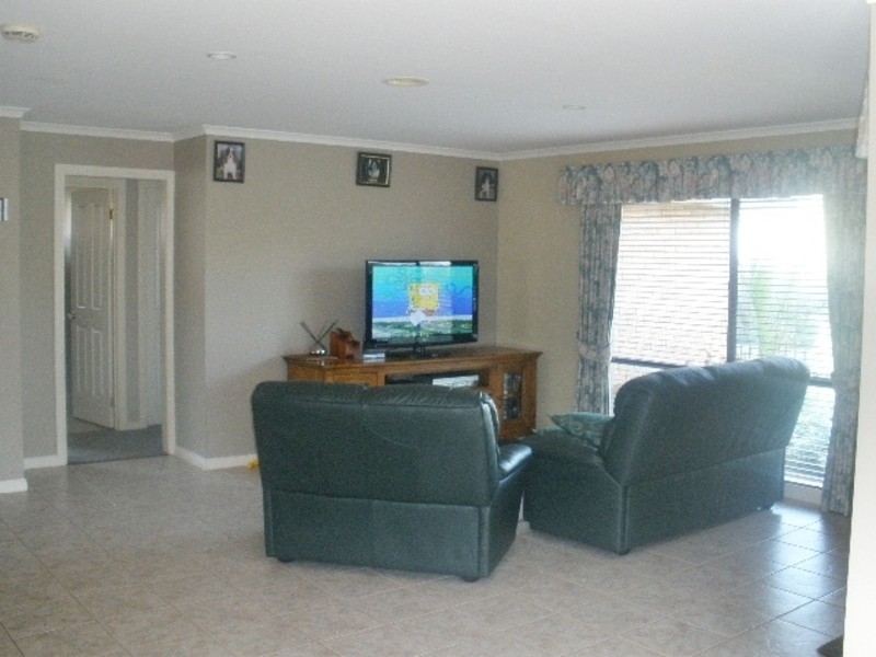 45 Central Parkway, Cranbourne VIC 3977