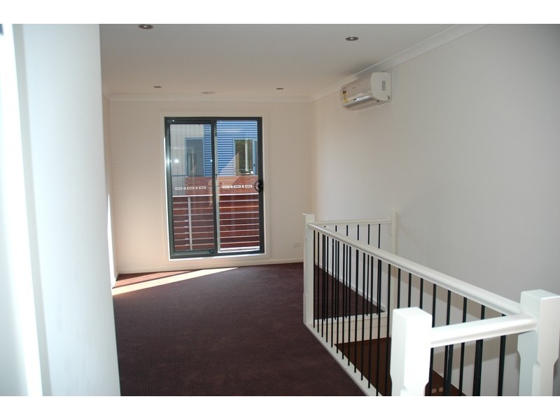 4/18 Ross Road, Croydon VIC 3136