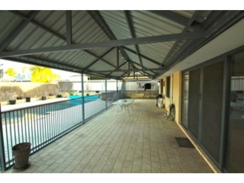 10 Coral Tree Court, Thornlie WA 6108