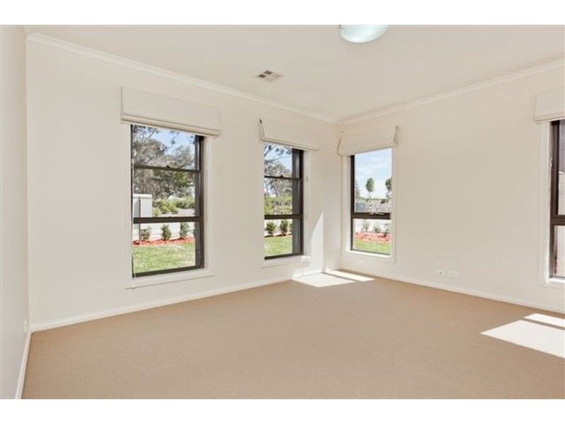 5 Ray Ellis Crescent, Forde ACT 2914