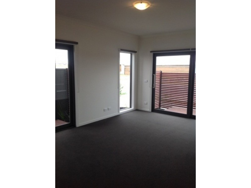 8/1B Jarama Blvd, Epping VIC 3076