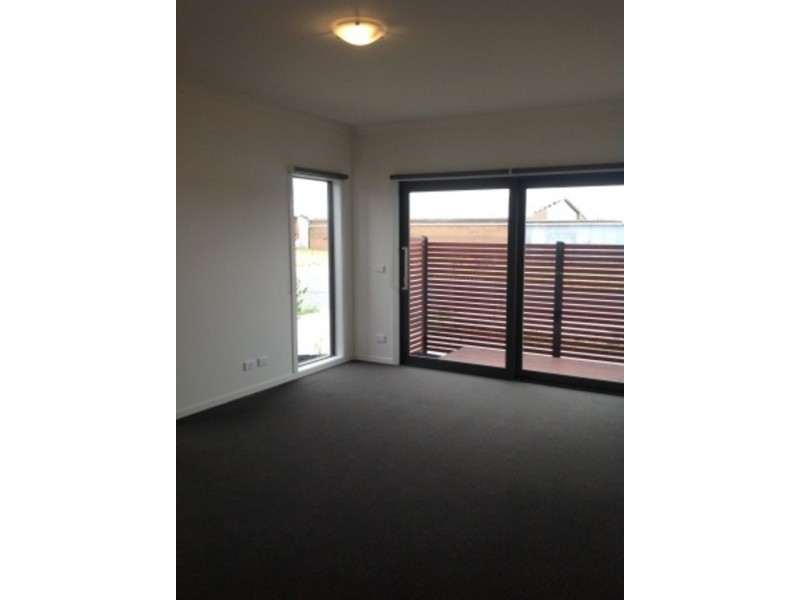 8/1B Jarama Blvd, Epping VIC 3076