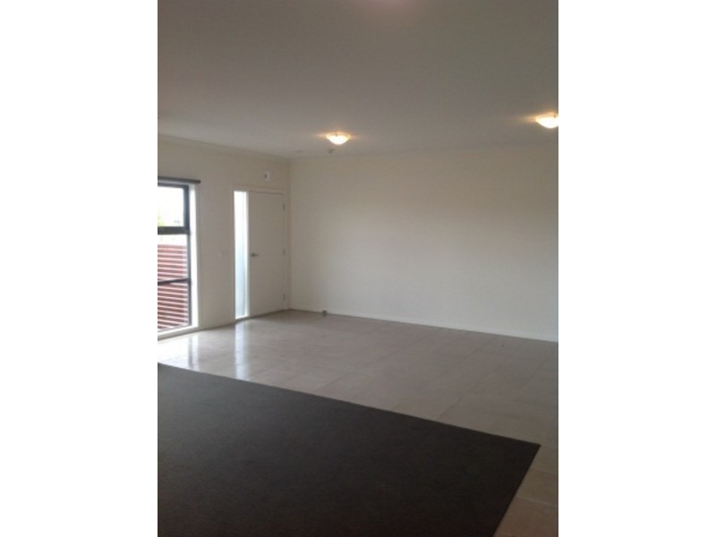 8/1B Jarama Blvd, Epping VIC 3076