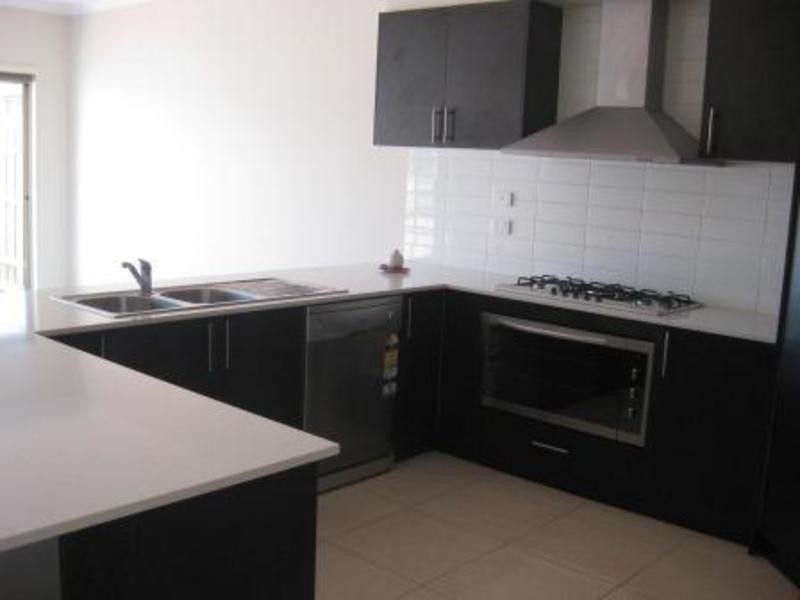 1/11 Victoria Road, Sydenham VIC 3037