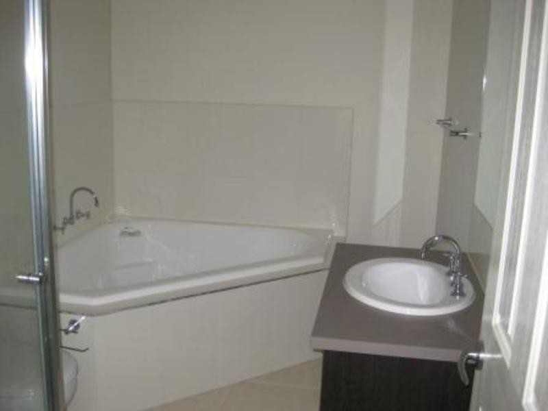 1/11 Victoria Road, Sydenham VIC 3037