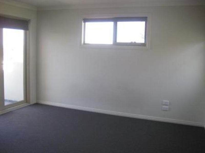 1/11 Victoria Road, Sydenham VIC 3037