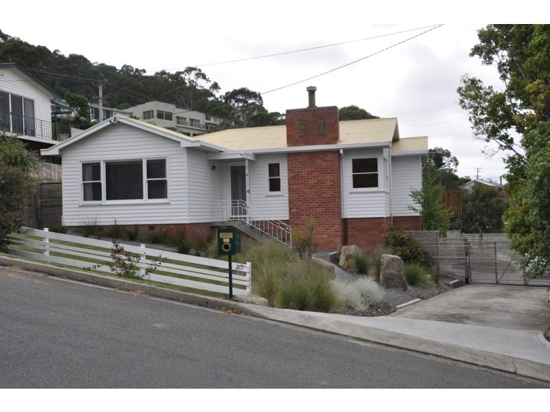 217 Derwent Avenue, Lindisfarne TAS 7015