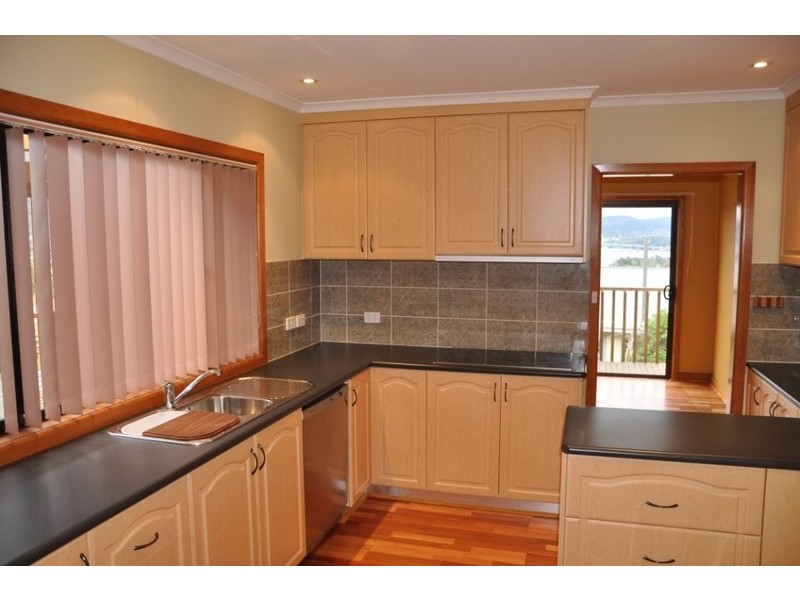 217 Derwent Avenue, Lindisfarne TAS 7015