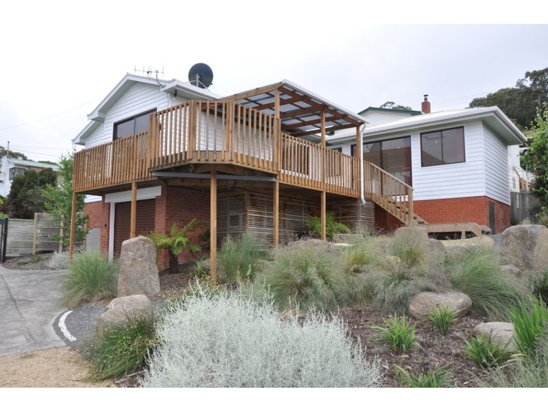 217 Derwent Avenue, Lindisfarne TAS 7015