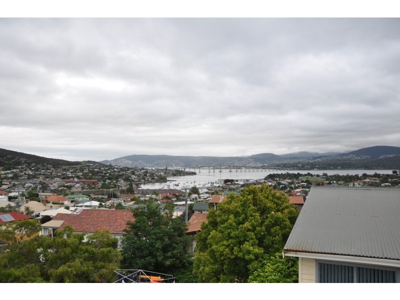 217 Derwent Avenue, Lindisfarne TAS 7015