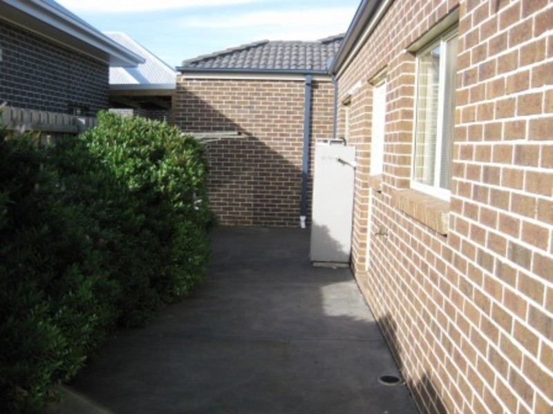 2/21  Derrimut Street, Albion VIC 3020