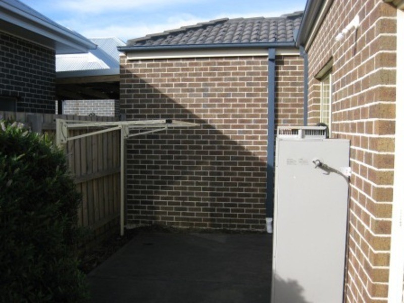 2/21  Derrimut Street, Albion VIC 3020