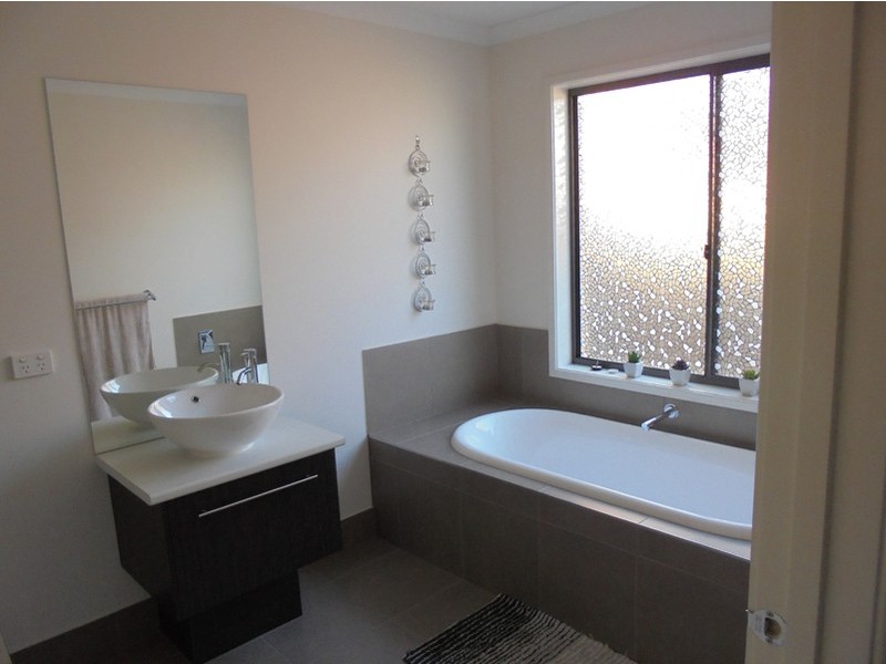 90 Glenelg Street, Clyde North VIC 3978