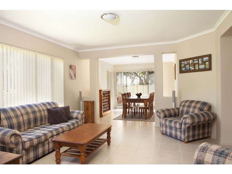 27 Warburton Close, Macquarie Hills NSW 2285