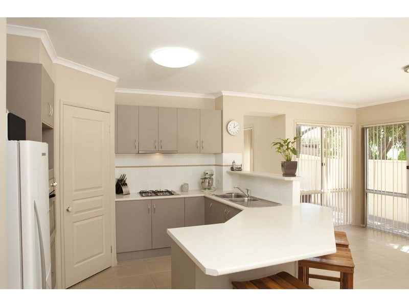 27 Warburton Close, Macquarie Hills NSW 2285