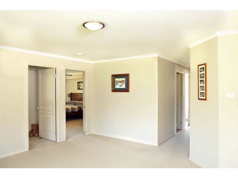 27 Warburton Close, Macquarie Hills NSW 2285