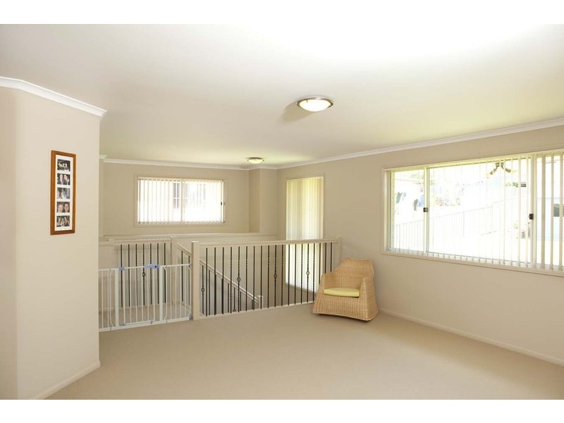 27 Warburton Close, Macquarie Hills NSW 2285