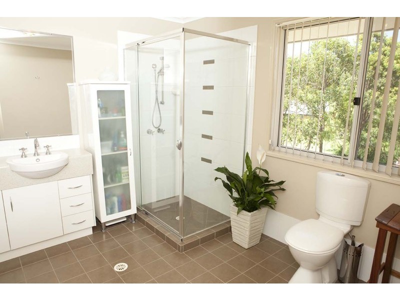 27 Warburton Close, Macquarie Hills NSW 2285