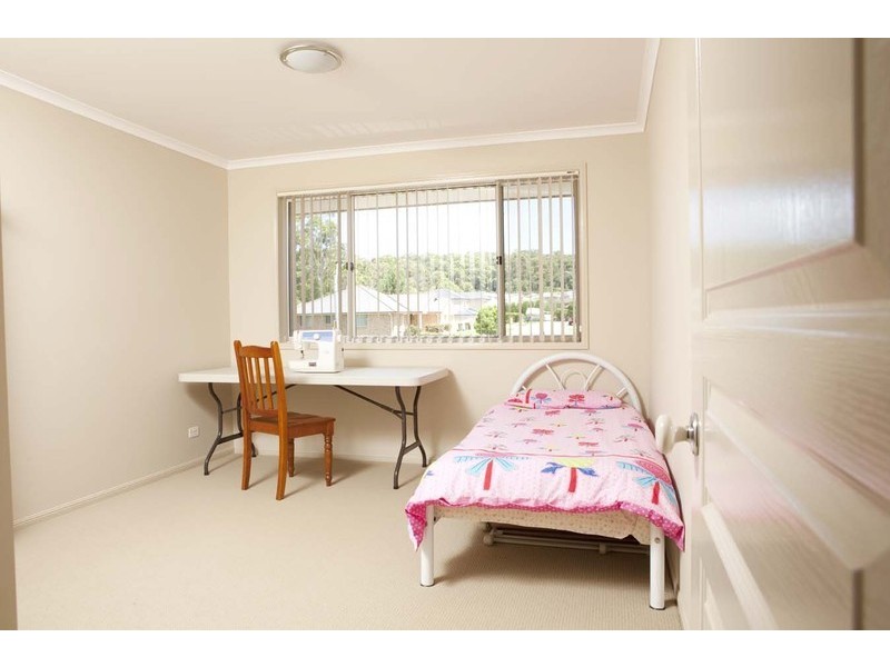 27 Warburton Close, Macquarie Hills NSW 2285