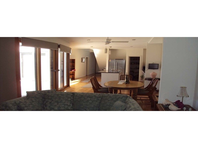 8 Lochiel Parkway, Campbelltown SA 5074