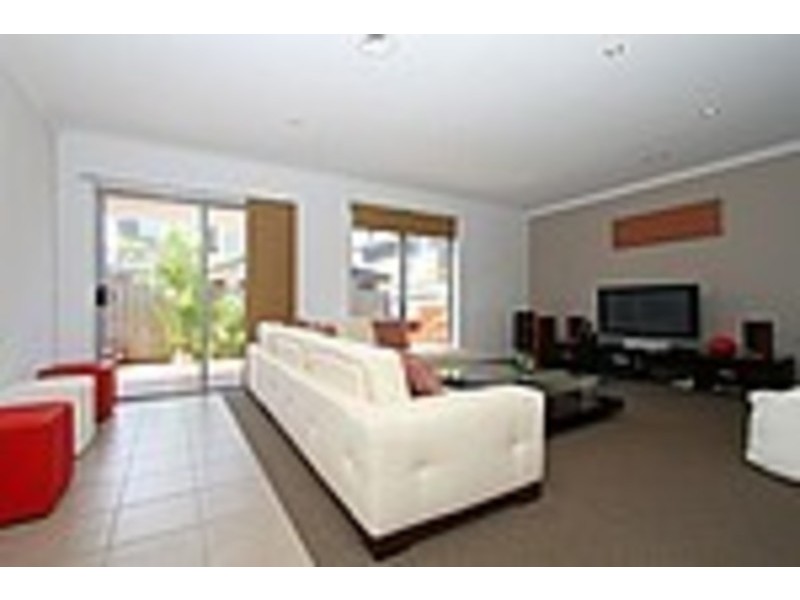 2/5 Normanby Street, Sydenham VIC 3037