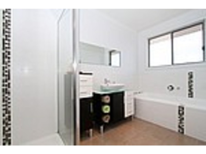 2/5 Normanby Street, Sydenham VIC 3037