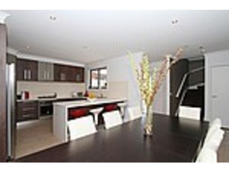 2/5 Normanby Street, Sydenham VIC 3037