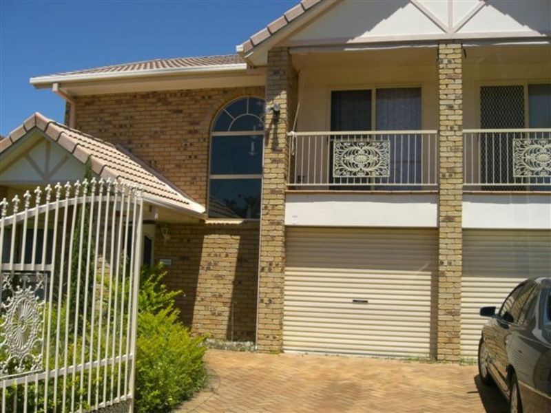 4 Alcheringa place, Robertson QLD 4109
