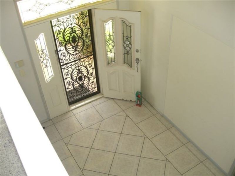 4 Alcheringa place, Robertson QLD 4109