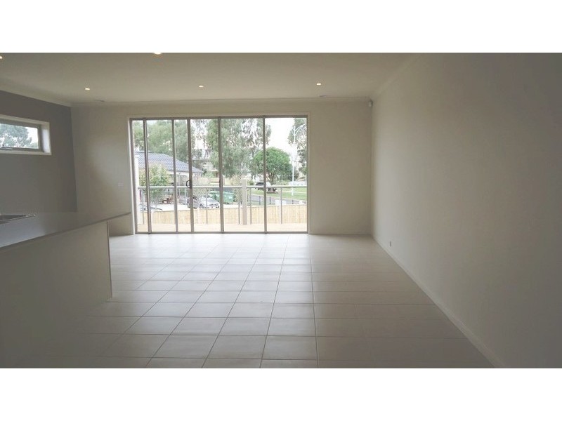 33 Broadbeach Circuit, Point Cook VIC 3030