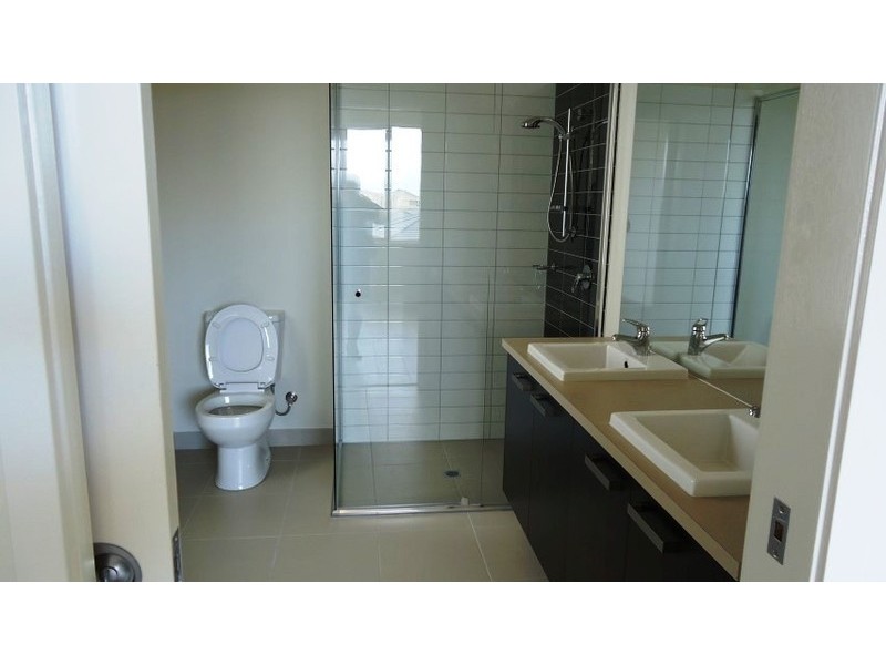 33 Broadbeach Circuit, Point Cook VIC 3030