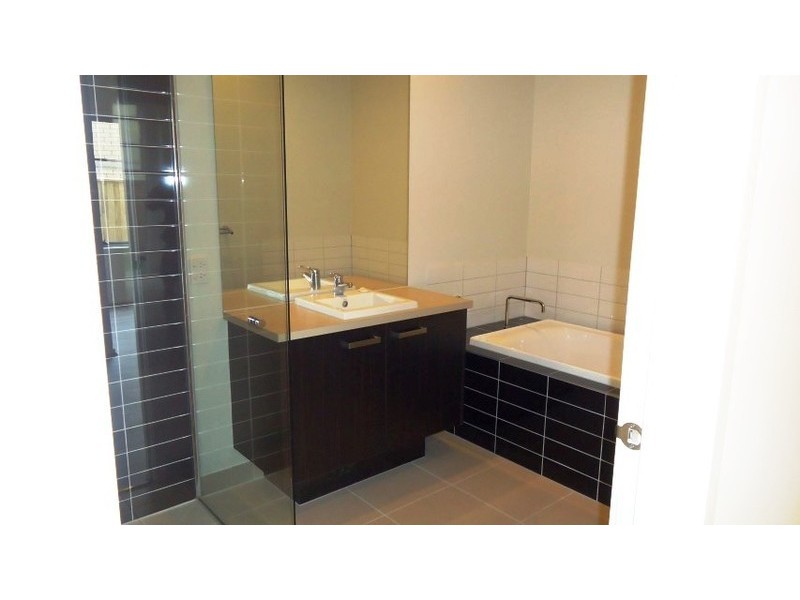 33 Broadbeach Circuit, Point Cook VIC 3030