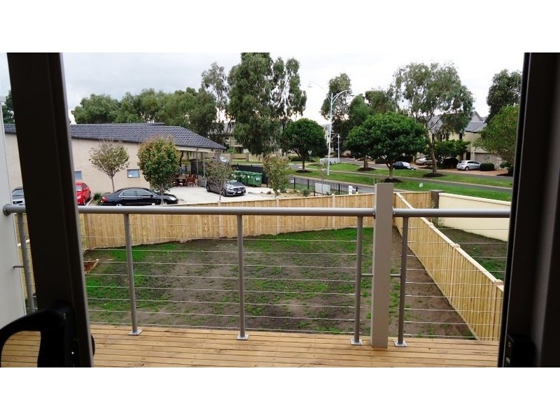 33 Broadbeach Circuit, Point Cook VIC 3030